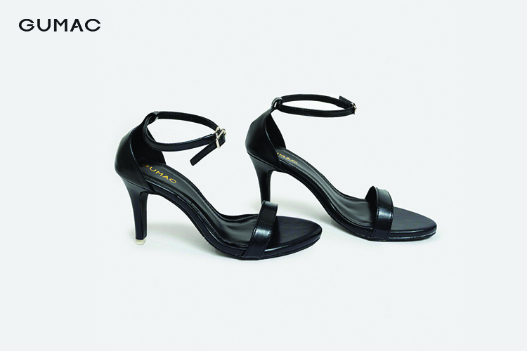 Đầm maxi kết hợp cùng sandal có dây buộc