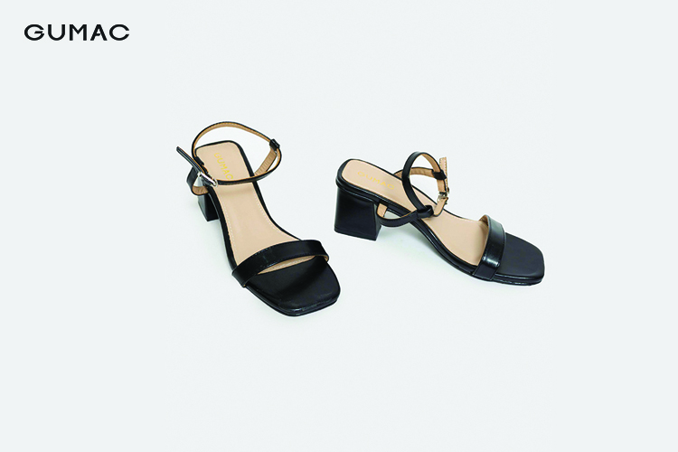 Đầm maxi với sandal đế xuồng