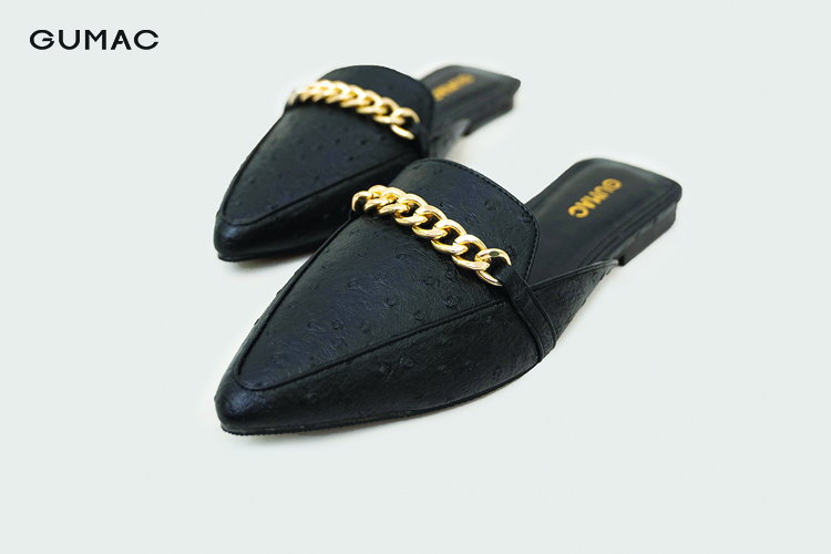 Kết hợp chiếc đầm maxi với giày slip on