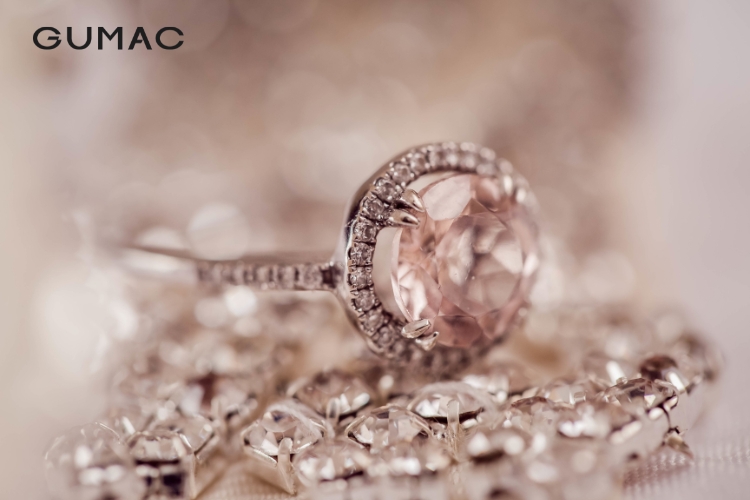 Nên kết hợp với trang sức nào khi phối đồ đi chơi 8/3