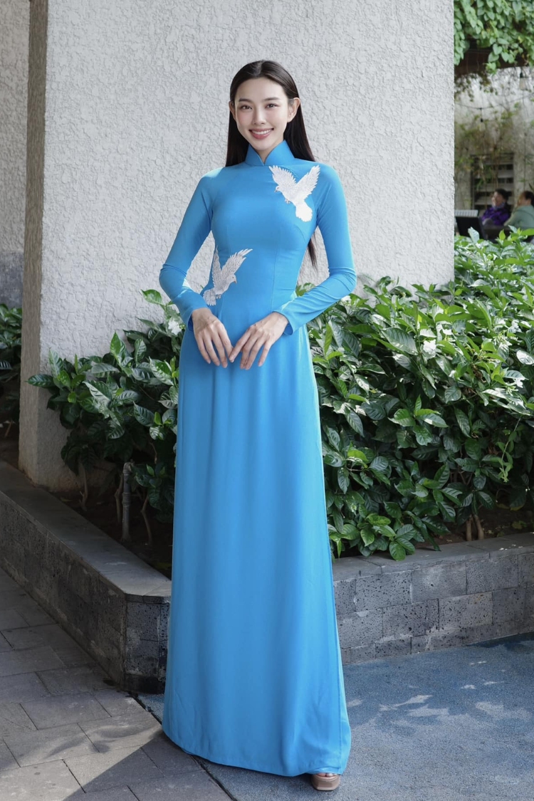 mac ao dai lua chon kieu toc nhe nhang