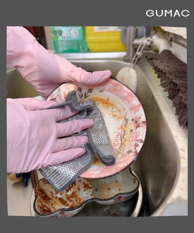 tranh de tay tiep xuc nuoc va hoa chat