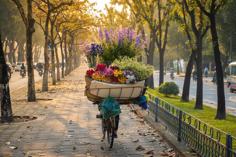 Tháng 8 là thời điểm Hà Nội bắt đầu chuyển mùa từ hè sang thu, nhiệt độ còn khá cao vào ban ngày.