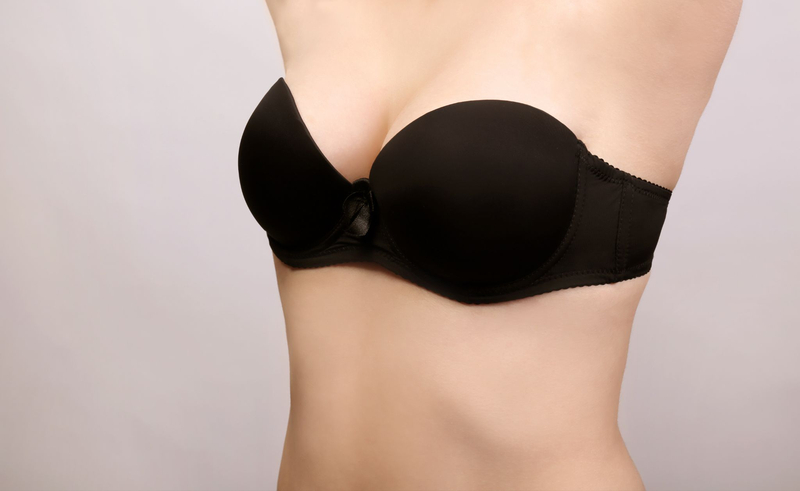 Áo ngực cup B không dây thường có bản lưng rộng, đường viền chống trượt và cúp áo ôm chắc vòng ngực.