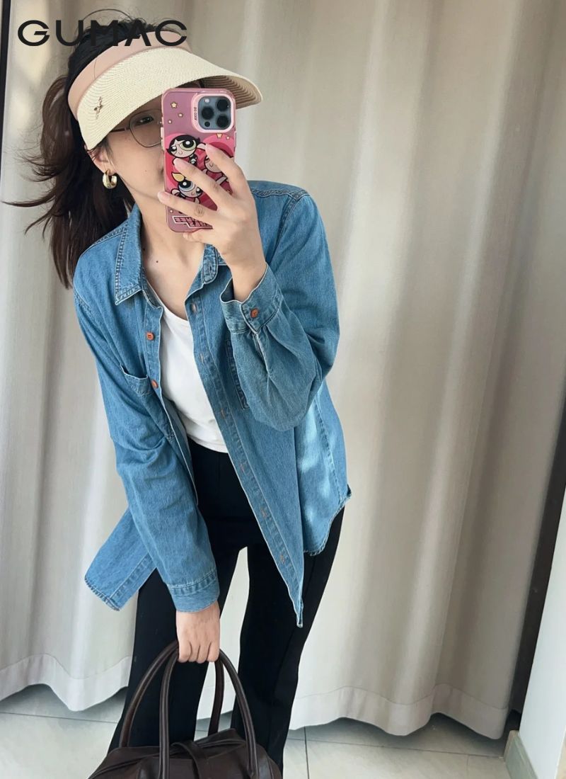 Áo sơ mi denim dáng rộng kết hợp quần skinny jeans đen