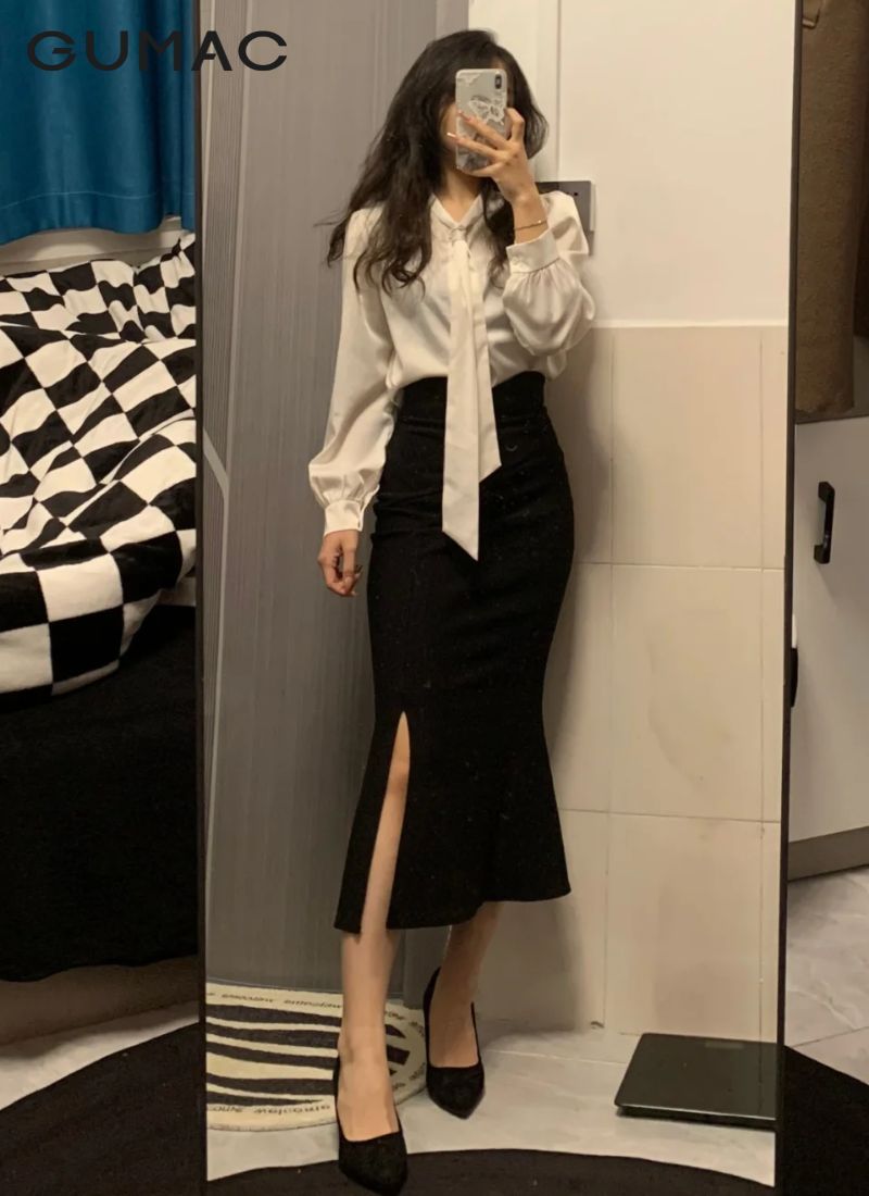Phối áo sơ mi dáng rộng với chân váy đuôi cá xẻ