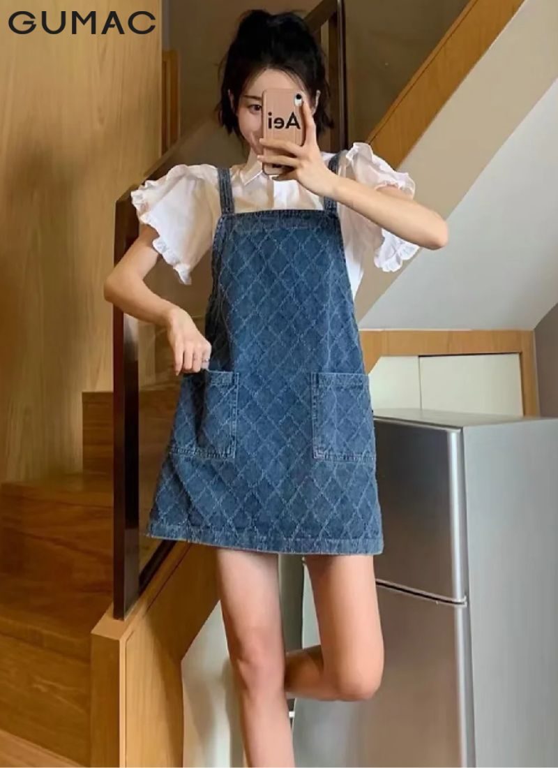 Kết hợp váy yếm với áo sơ mi tay ngắn