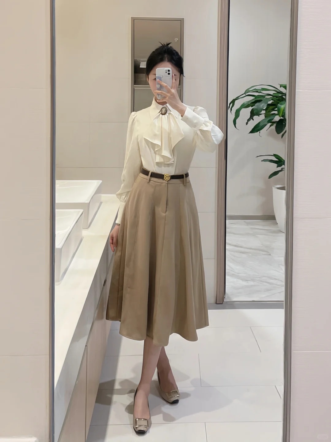 giày cùng outfit áo sơ mi cổ bèo