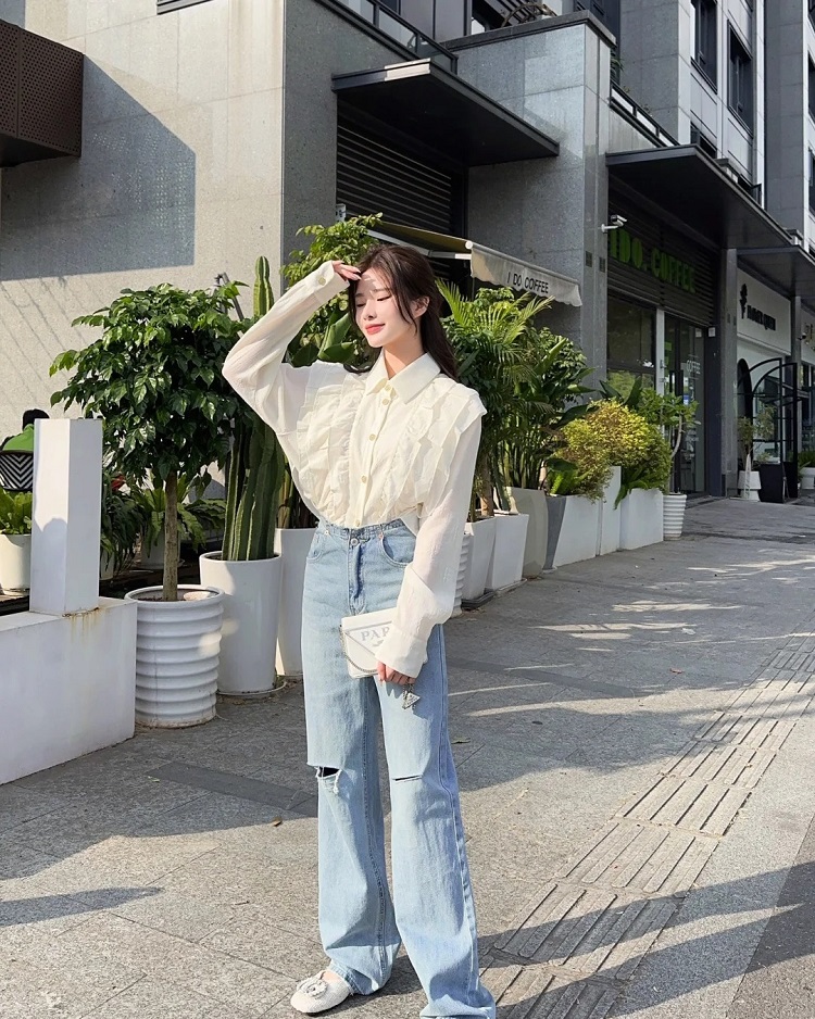 áo sơ mi bánh bèo đẹp cùng quần jean rách cá tính