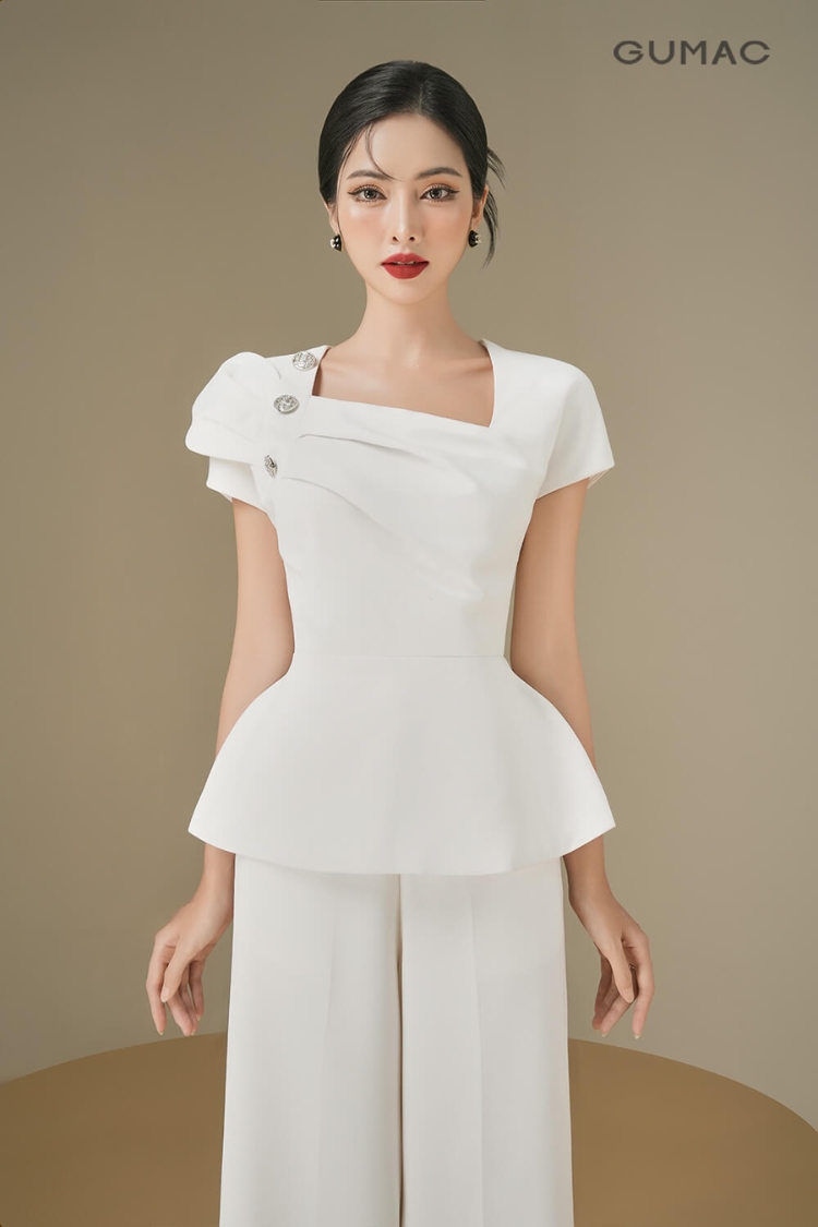 Áo cổ xéo xếp ly mix với quần suông