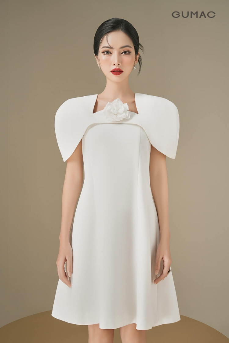 Đầm suông tay bồng đính hoa