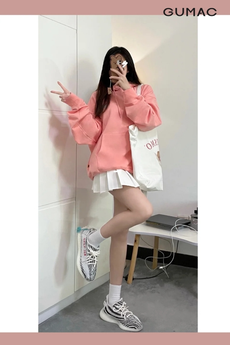 Hoodie hồng chân váy cùng giày Yeezy 350
