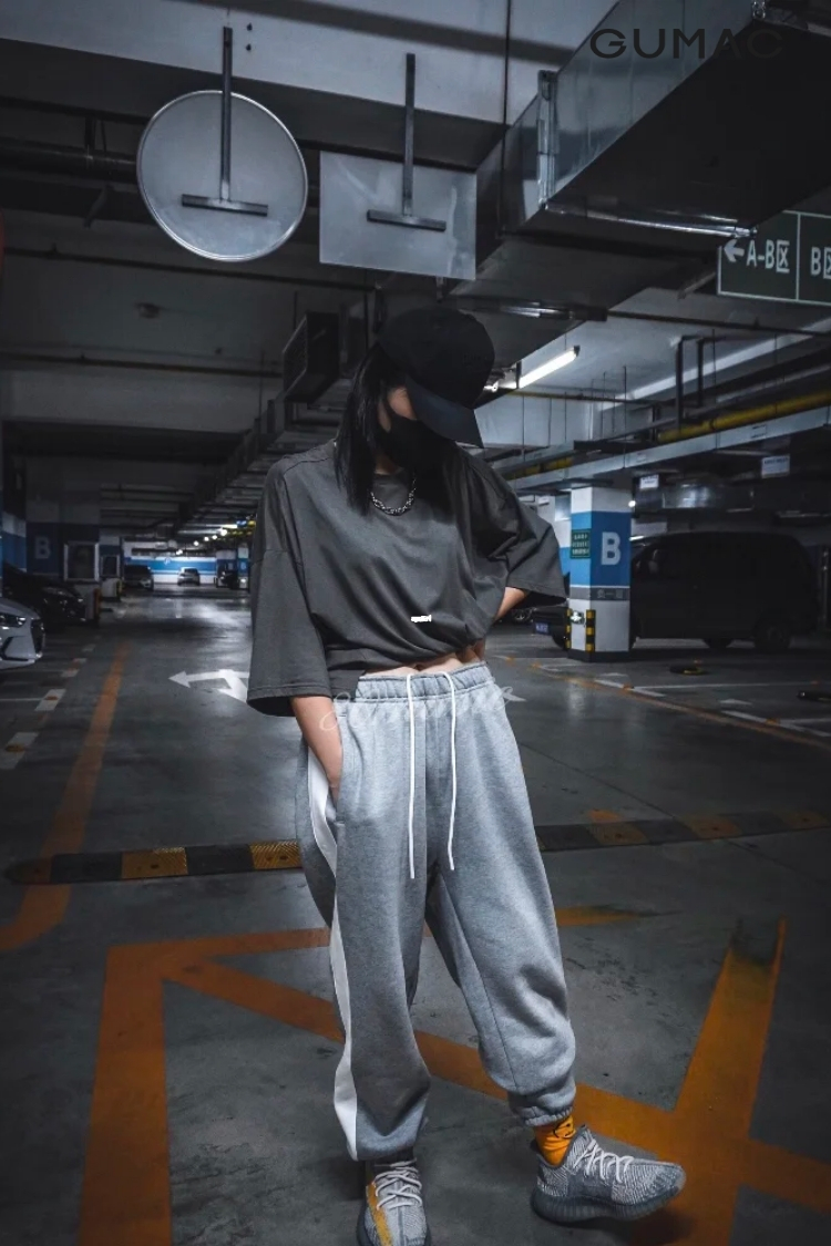 Quần dài áo thun cùng giày Yeezy