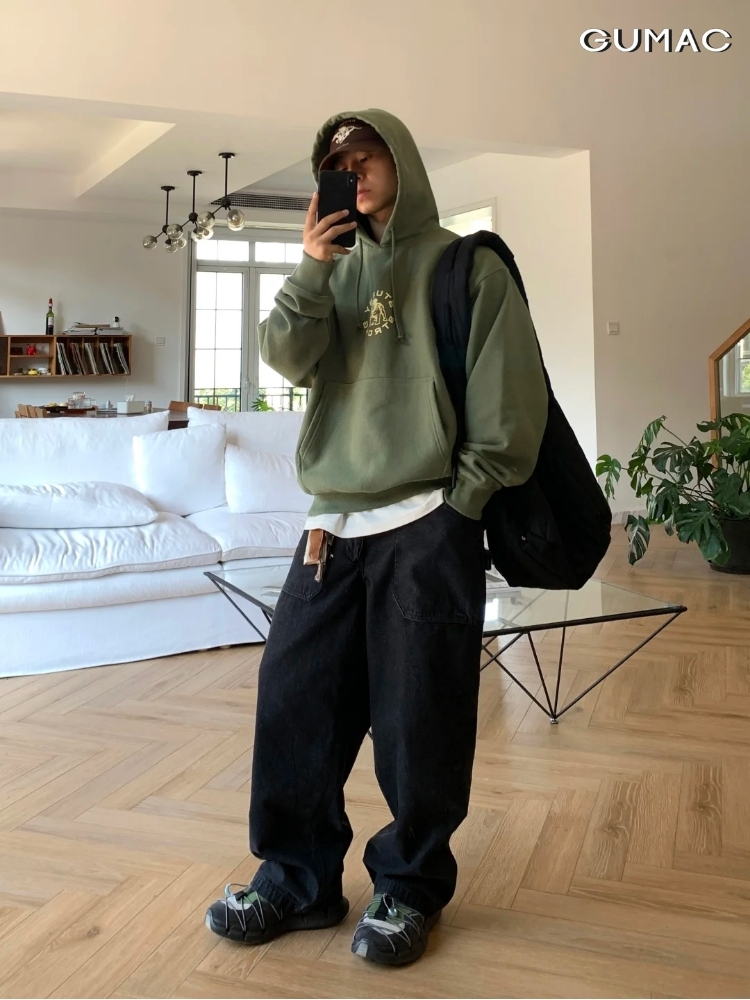 chup anh voi ao hoodie nam