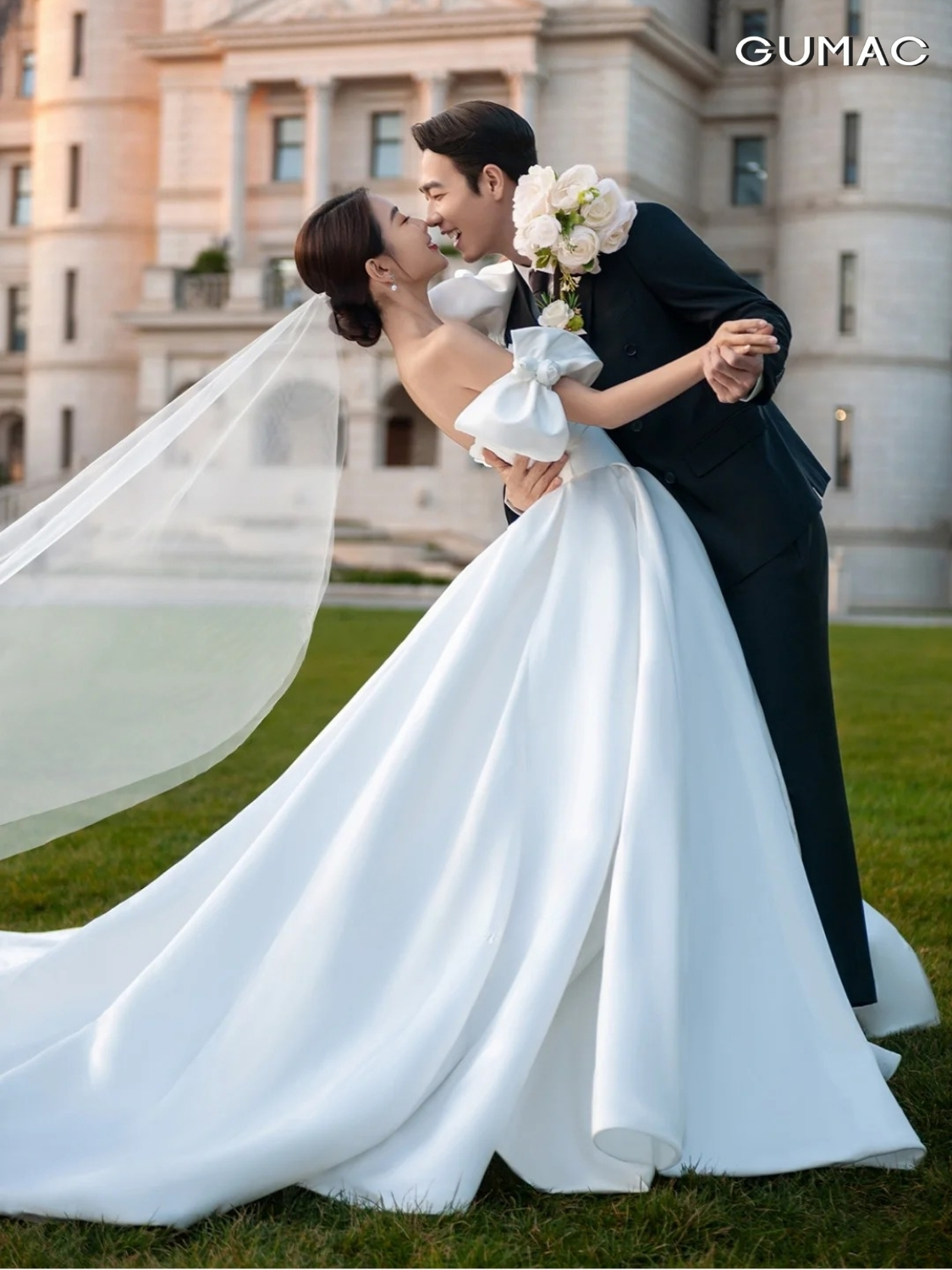 pose dang chup anh cuoi trong lau dai