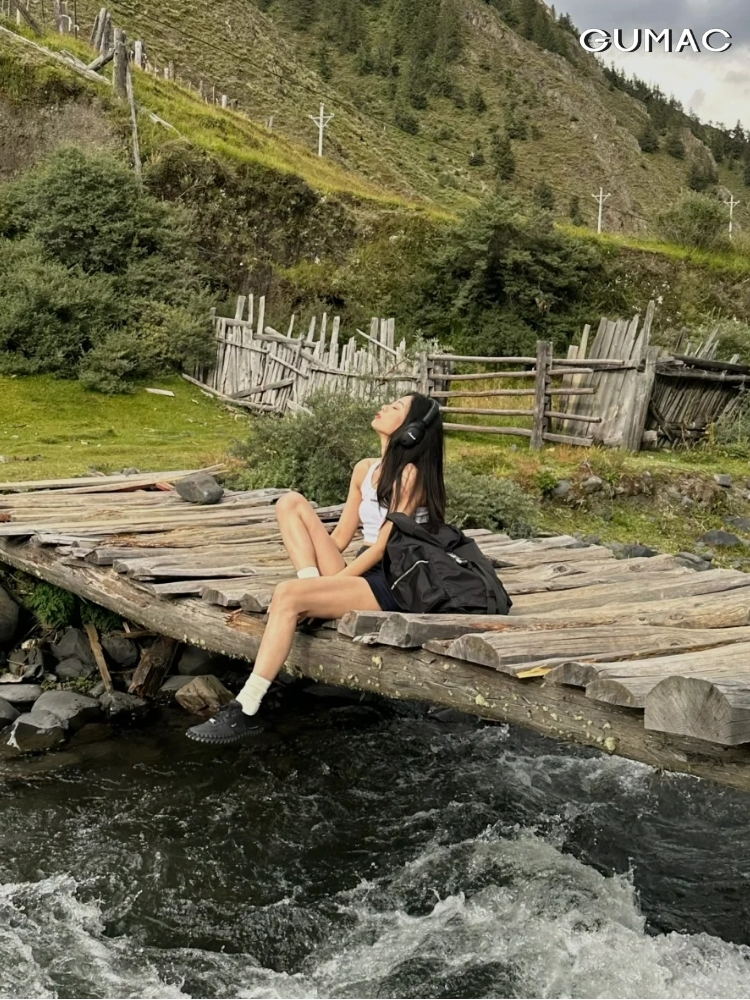 pose dang chup anh ngoai troi