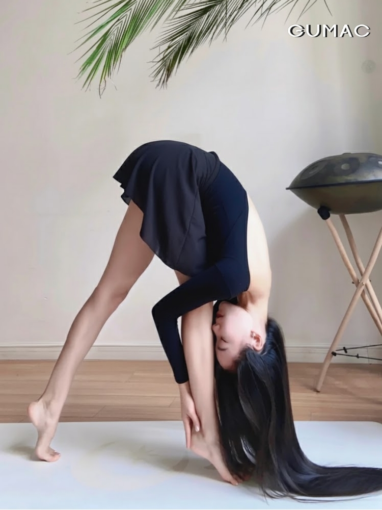 chup anh yoga tu the downward facing dog pose