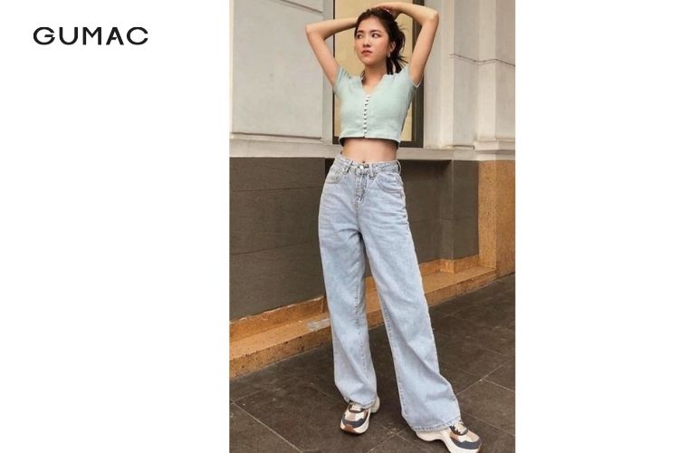 Áo thun phối với quần jean ống rộng cực năng động