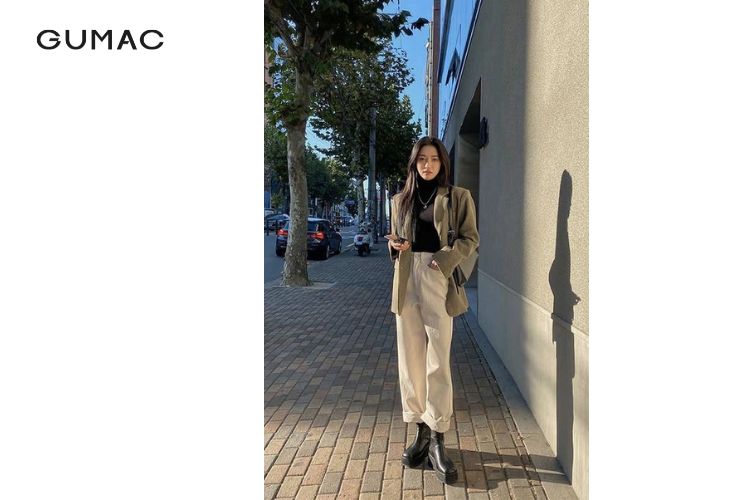 Blazer mix áo thun và quần jean ống rộng sang chảnh