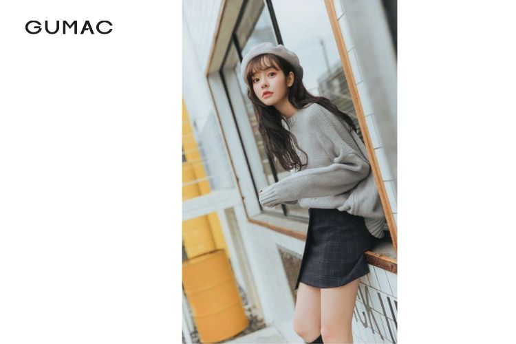 Chân váy phối cùng áo nỉ và mũ beret xinh xắn