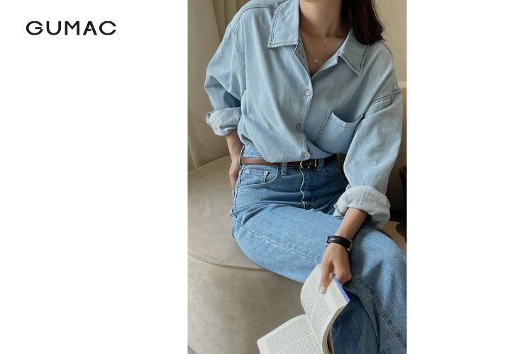 Đeo thắt lưng nữ với quần jean và áo sơ mi thanh lịch Đeo thắt lưng nữ với quần jean và áo sơ mi thanh lịch