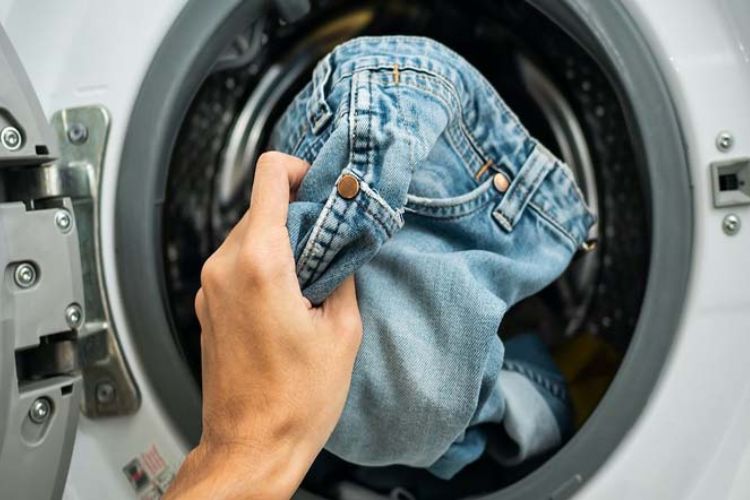 mẹo giặt quần jean bằng máy giặt không bị giãn