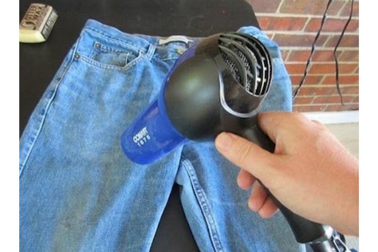 sấy quần jean bằng máy sấy tóc