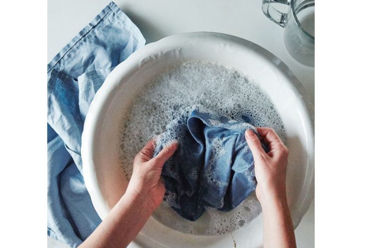 cách giặt quần jean bằng tay không ra màu