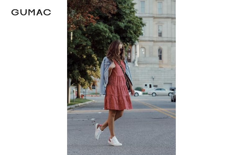 Đầm babydoll cùng sneaker trắng cho nữ 60kg
