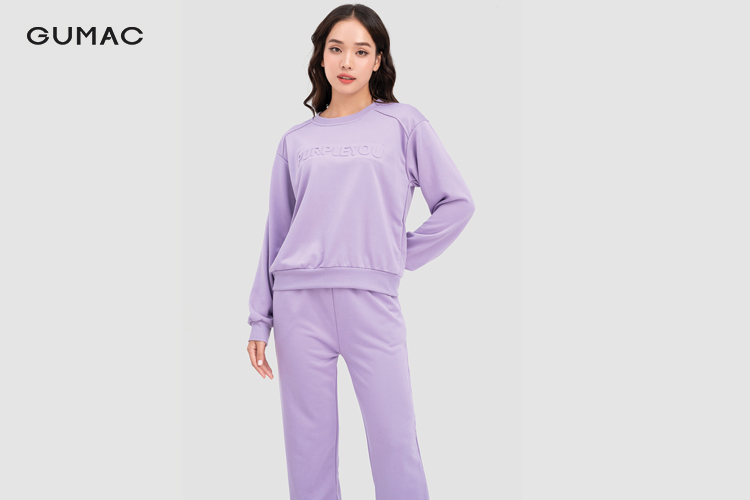 Bộ jumpsuit kết hợp giày thể thao