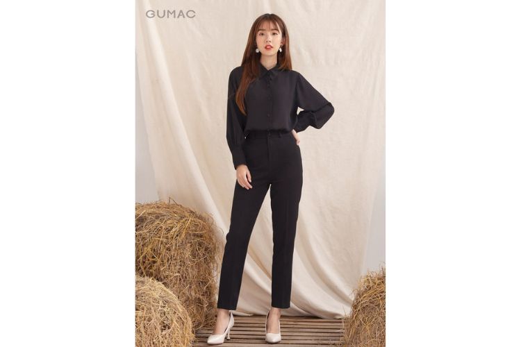 Mix jumpsuit với giày thể thao trắng nữ Mix jumpsuit với giày thể thao trắng nữ