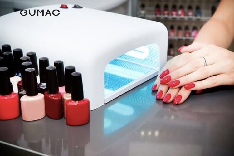 Dùng máy sấy khô lớp sơn gel