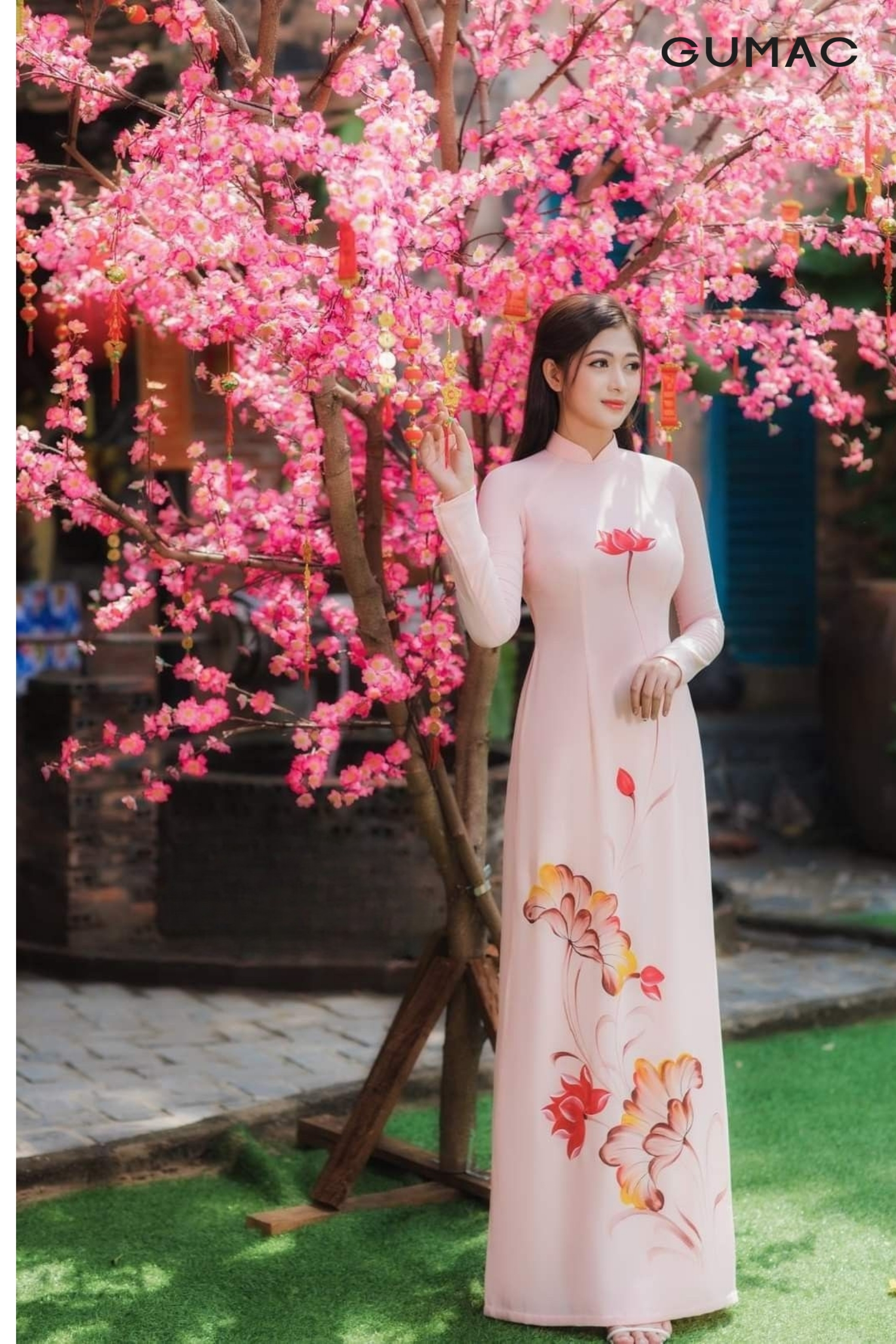 pose dang chup anh tet cung hoa dao