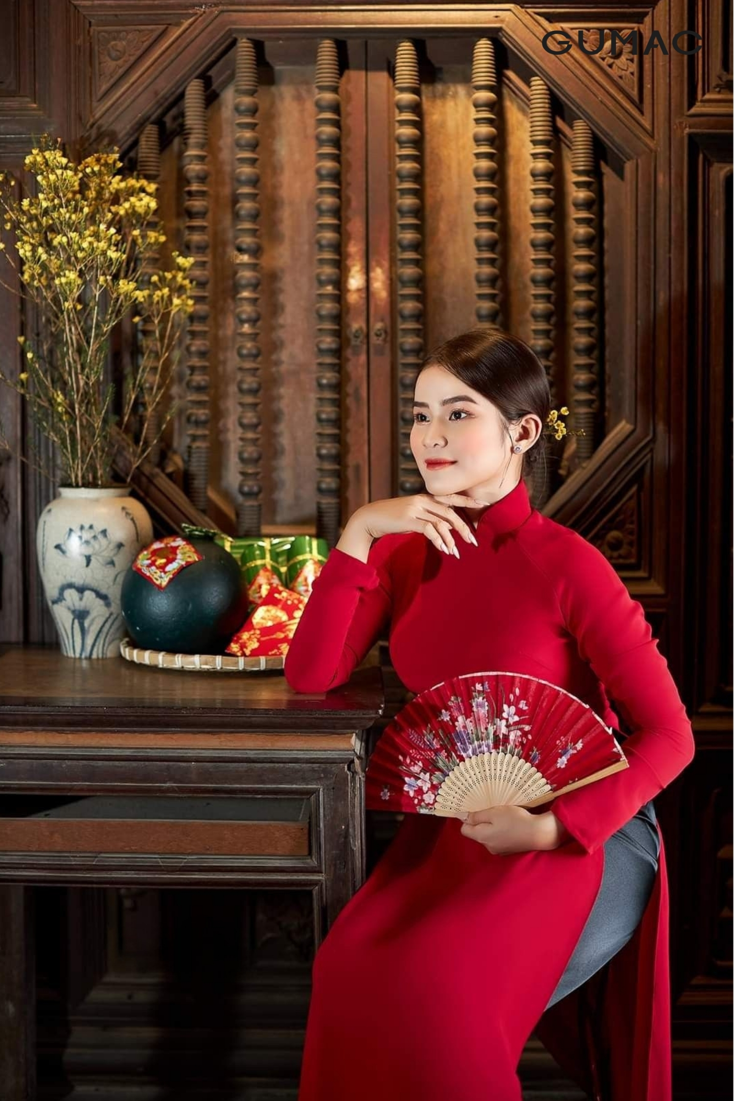 pose dang chup anh tet trong nha