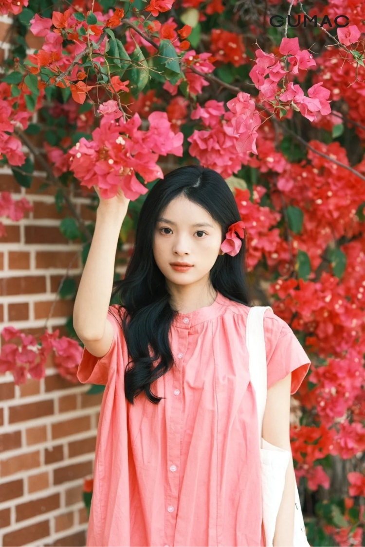 dang cam hoa giay che mat bi an