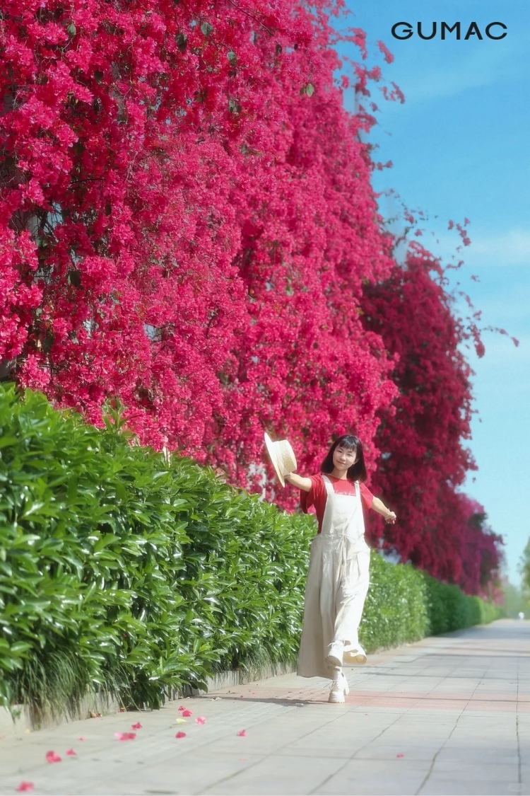 dang chup buoc di tu xa cung hoa giay dep