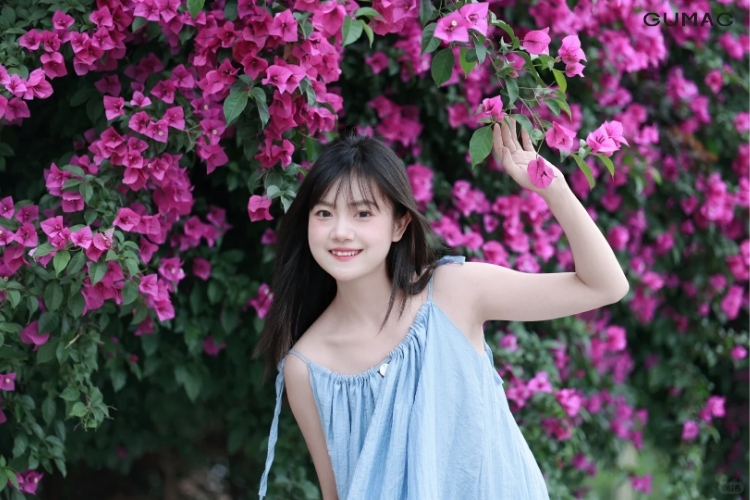 dua tay cham nhe vao hoa giay