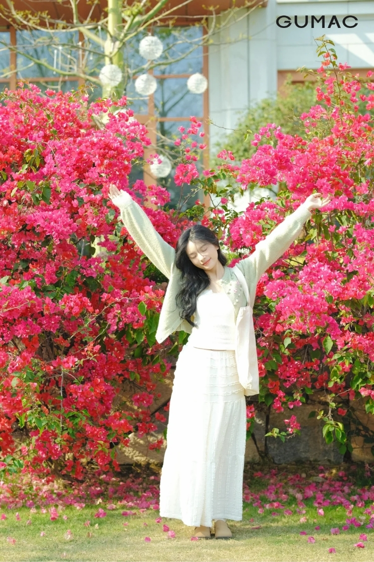 kieu gio tay chu v chup anh hoa giay dep