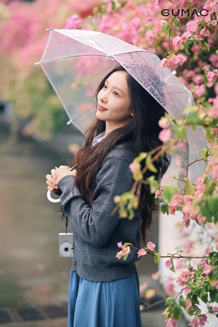 pose dang cung o chup anh hoa giay dep