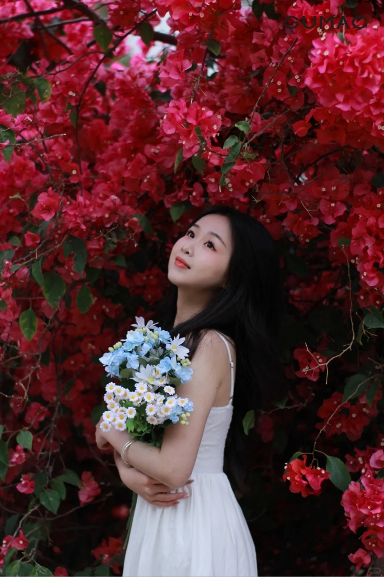 pose dang chup anh cung bo hoa trong tay