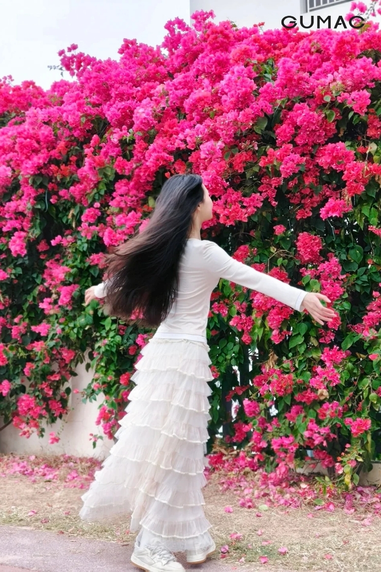 pose dang chup anh voi hoa giay tu phia sau