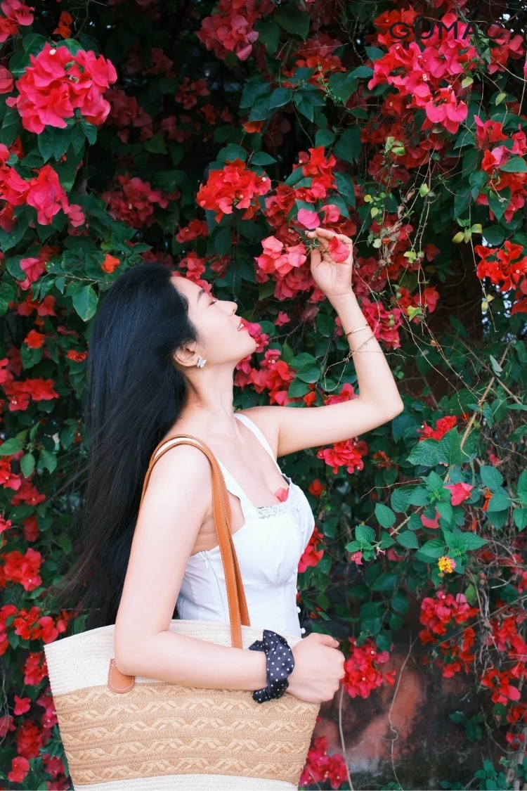 dang chup anh dang ngui hoa giay dep