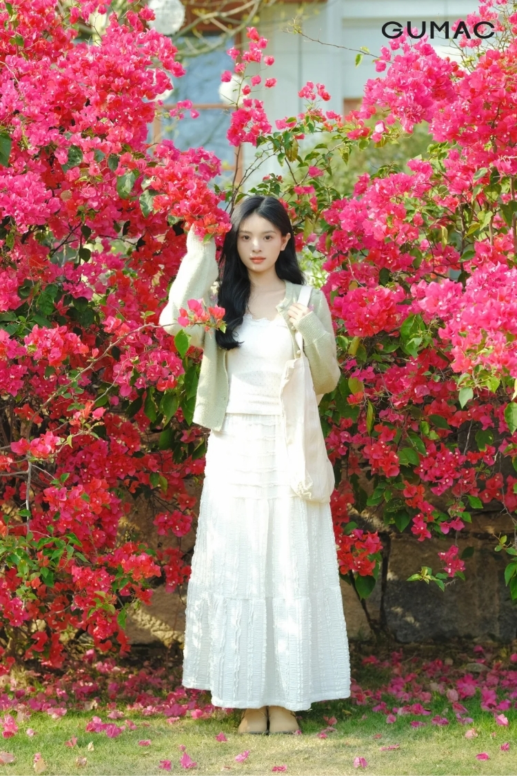 dang dung truoc cay hoa giay dep don gian