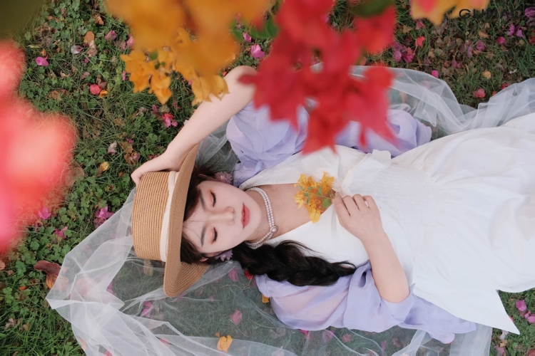 tao dang nam tren co cung hoa giay