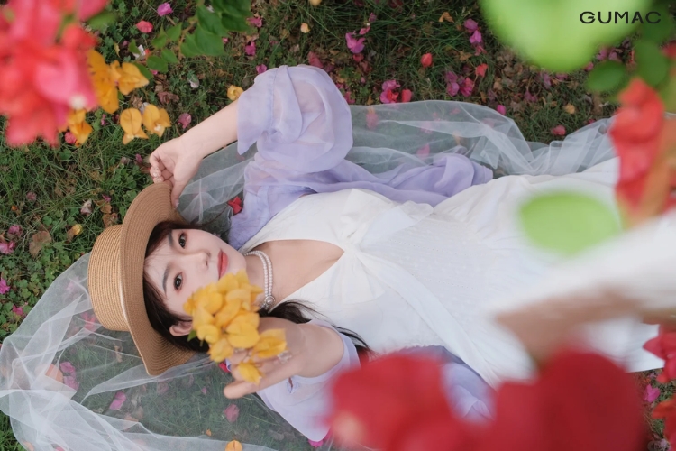 tao dang chup anh nam tren co dep cung hoa giay