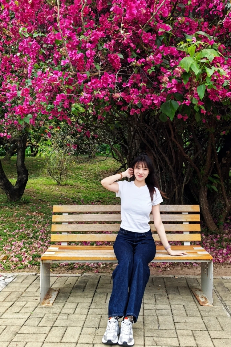 dang ngoi chup anh cung hoa giay dep