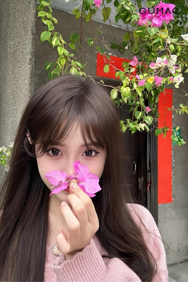 pose dang dung hoa giay che nua mat dep