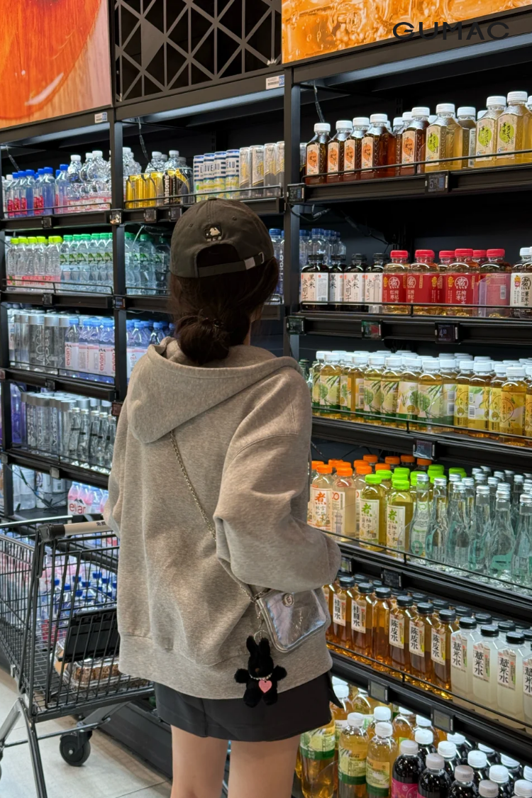 pose dang chup anh o sieu thi tu phia sau