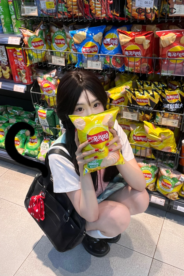 dang do goi snack len ngang tam mat va nhin qua o sieu thi