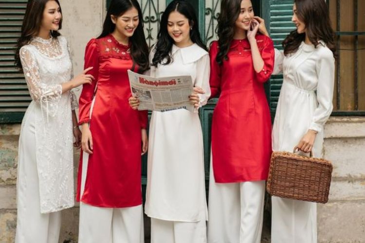 Cách tạo dáng với áo dài cách tân cùng nhóm bạn thân
